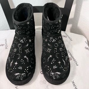 UGG ZODIAC PRE-LOVED AUTHENTIC CLASSIC BLACK SUEDE & METALLIC DESIGN MINI BOOTS